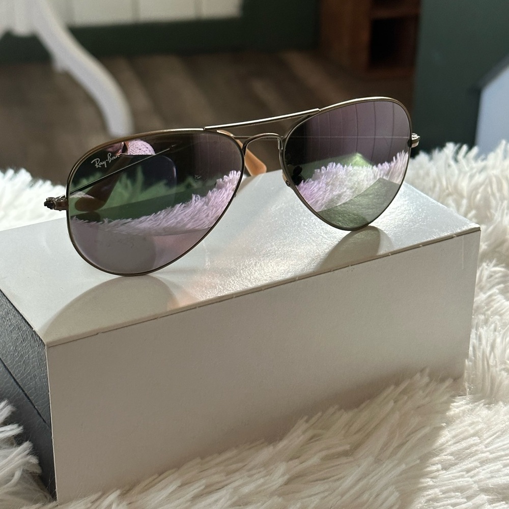 Ray ban lilac classic aviator mirrored, wrists gold. Purple mirror.
